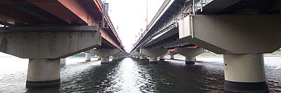 橋の下